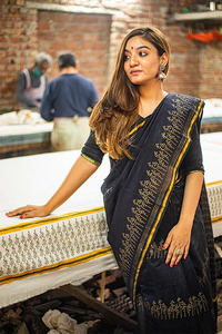 wear style of cotton silk sarees