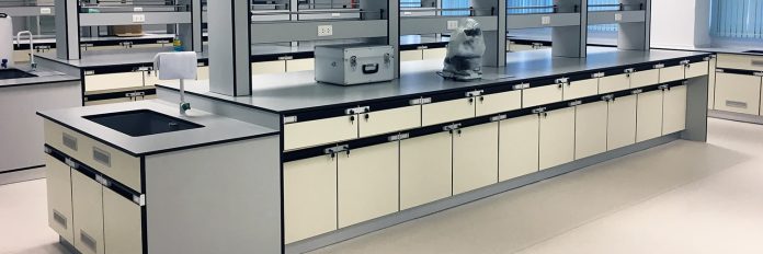 Essential Features of Modern Laboratory Furniture